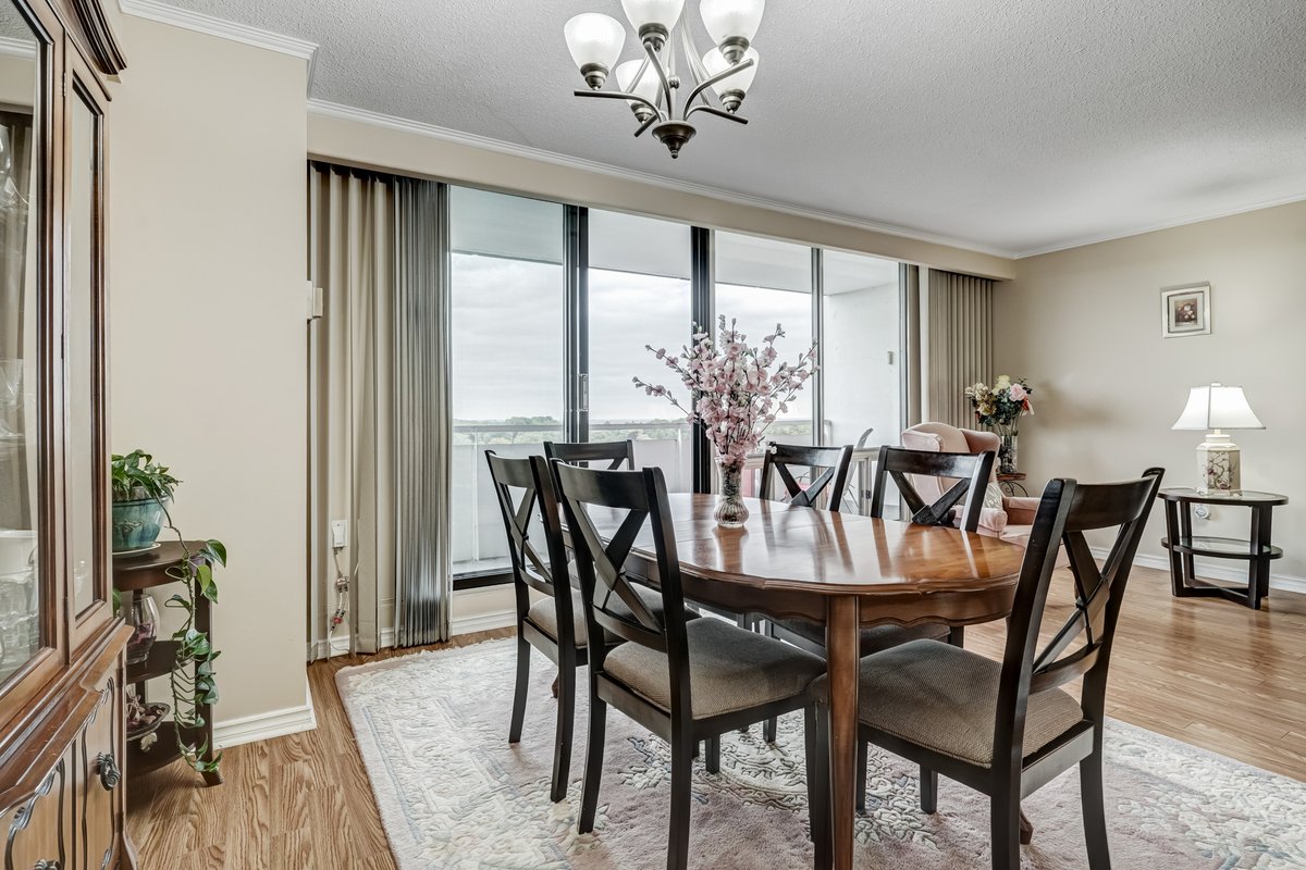 TheHanlonTeam's tweet photo. Check out this 3 bedroom #condo in #burlington. Fabulous view from the balcony. Top of the line amenities. 702-2055 Upper Middle Road Contact us 905-271-5141 https://t.co/B8AlqfwIqQ