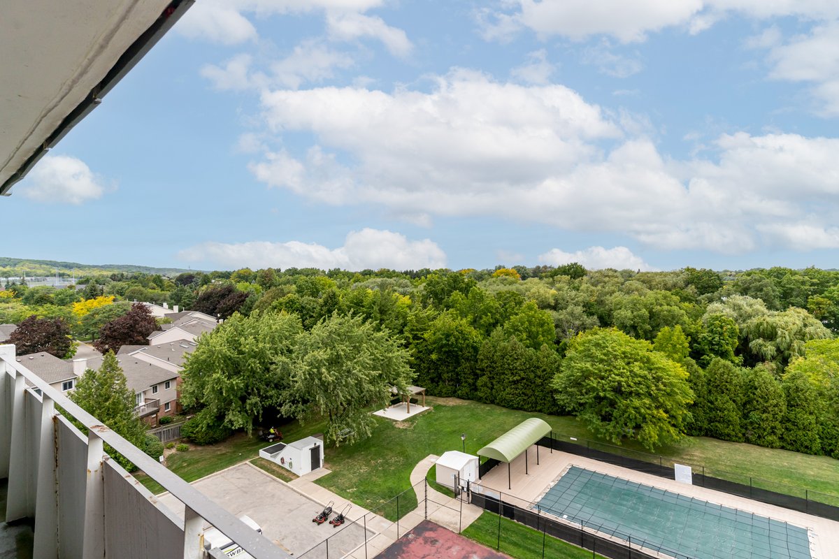 TheHanlonTeam's tweet photo. Check out this 3 bedroom #condo in #burlington. Fabulous view from the balcony. Top of the line amenities. 702-2055 Upper Middle Road Contact us 905-271-5141 https://t.co/B8AlqfwIqQ