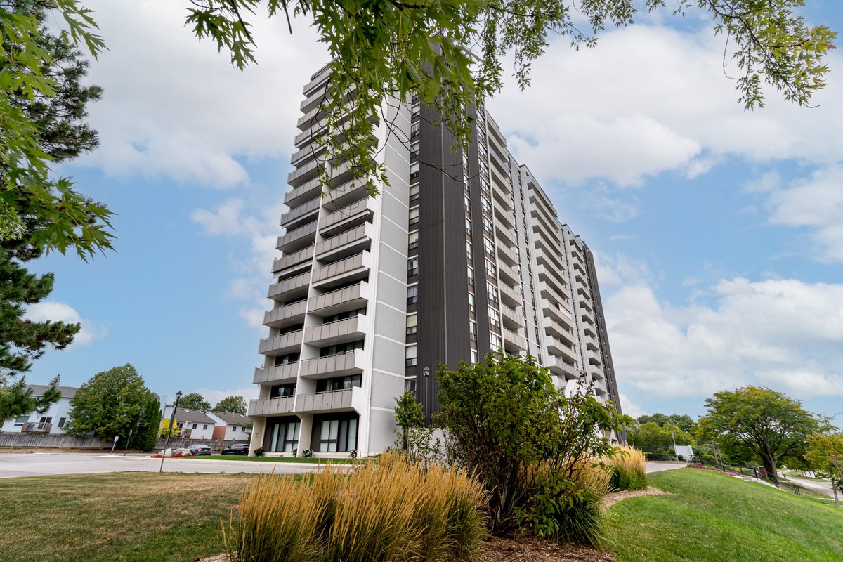 TheHanlonTeam's tweet photo. Check out this 3 bedroom #condo in #burlington. Fabulous view from the balcony. Top of the line amenities. 702-2055 Upper Middle Road Contact us 905-271-5141 https://t.co/B8AlqfwIqQ
