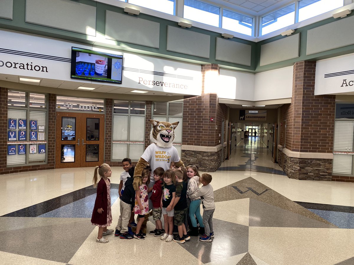 KristenSmalley1's tweet photo. Thanks @WileyWildcatLHS  for coming to see our Rangers today!! 💚🤎#oneRCE https://t.co/EllHZxmPFx
