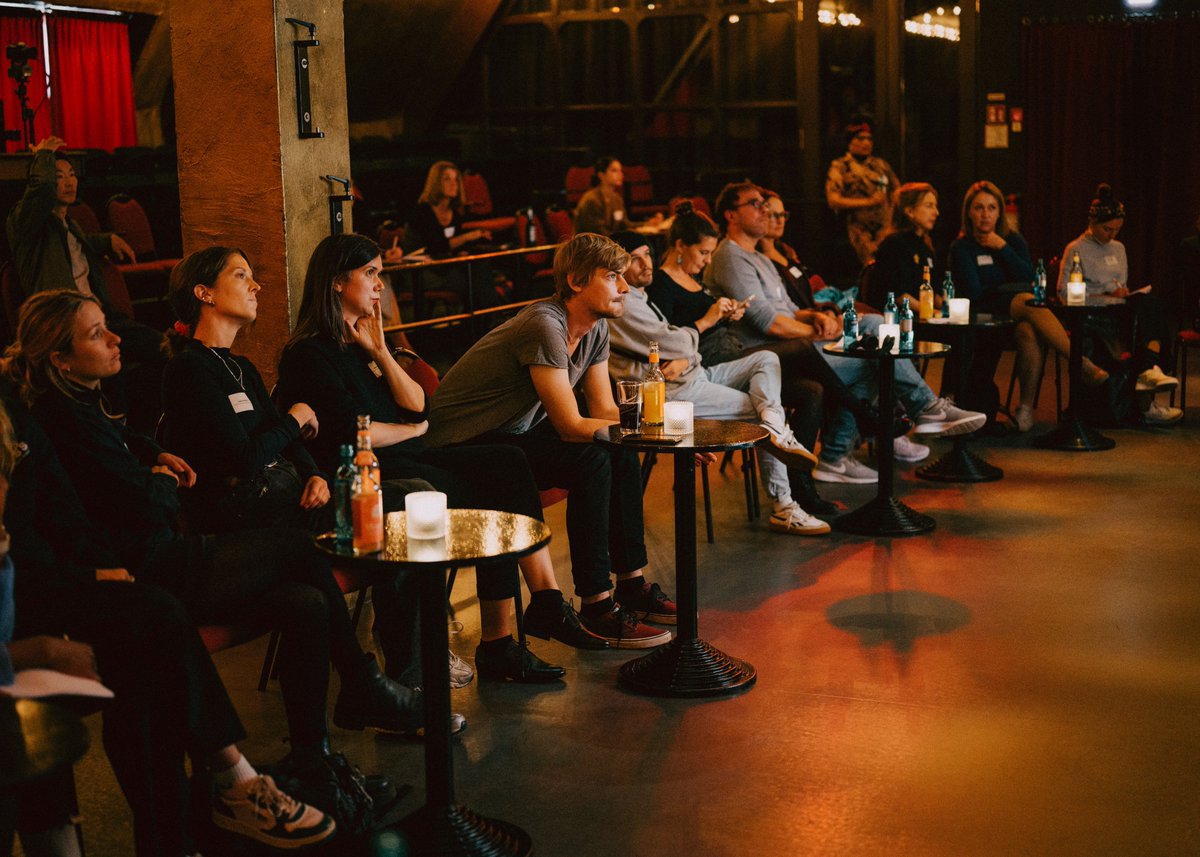 _alexfuture's tweet photo. Gestern haben @katjaberlin, Michaela Dudley und ich bei @kreativ_bund über Journalismus in Krisenzeiten gesprochen und hatten drei sehr vielversprechende Ansätze im Gepäck: Humor, Empörung & konstruktiven Journalismus. Toll war's! 💗 Und tolle Bilder von Jana Türlich gab's auch! https://t.co/32U7NzgQDx