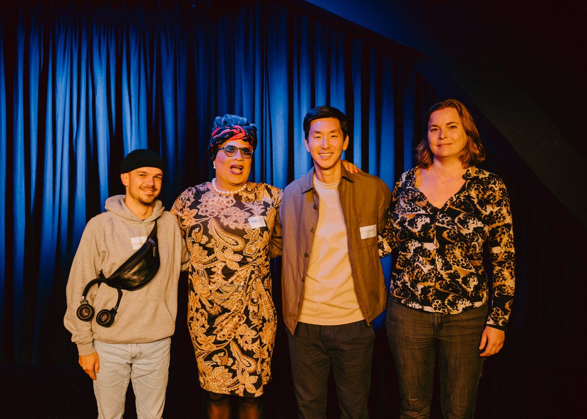 _alexfuture's tweet photo. Gestern haben @katjaberlin, Michaela Dudley und ich bei @kreativ_bund über Journalismus in Krisenzeiten gesprochen und hatten drei sehr vielversprechende Ansätze im Gepäck: Humor, Empörung & konstruktiven Journalismus. Toll war's! 💗 Und tolle Bilder von Jana Türlich gab's auch! https://t.co/32U7NzgQDx