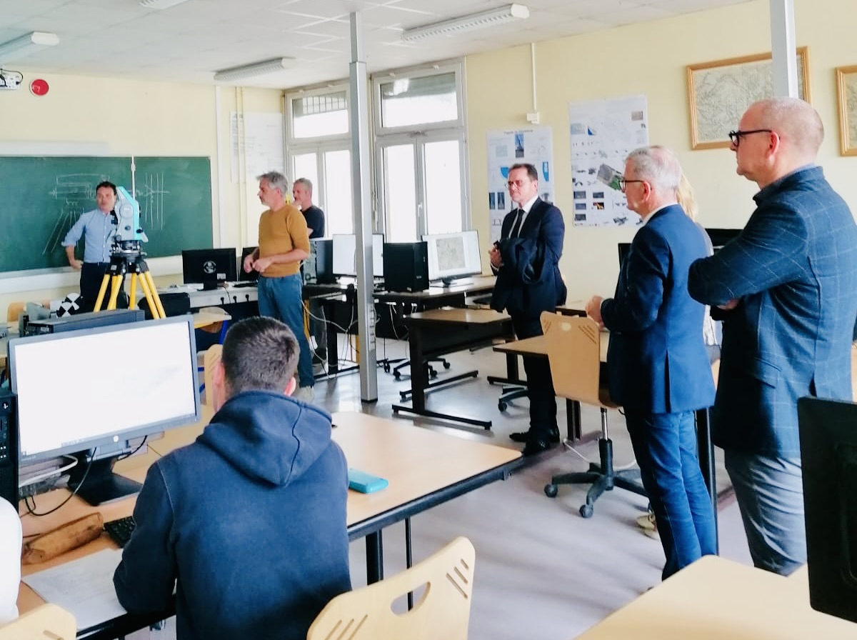 RCValdeLoire's tweet photo. #Lycées 🏫
↪️ Les visites des établissements du territoire par les élus de la @RCValdeLoire continuent : aujourd'hui, le Président @fbonneau était de passage au Lycée Gaudier-Brzeska de Saint-Jean-de-Braye (#Loiret) 👋
 
Votre Région et ses lycées ↙️
https://t.co/fUtVTdZmwd https://t.co/FD30X7qlP0