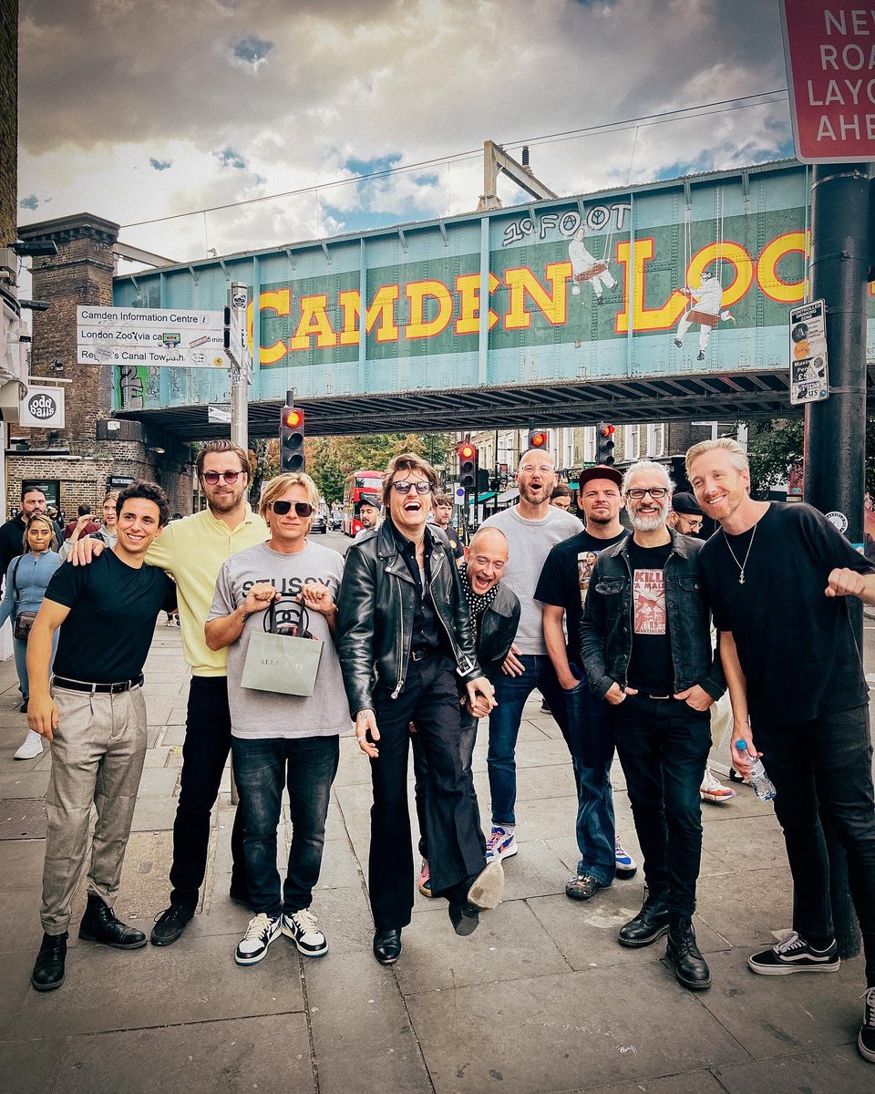 Vanavond spelen we in London! Terwijl we onderweg waren werden wij verrast met alle support voor onze nieuwe single 90s Kid! Alarmschijf bij Qmusic, Topsong Radio 2, 538 Favourite, 100%NL Barry’s Favoriete, 3FM Mega Hit en te gekke Spotify playlists.  

This is special! 🔥♥️