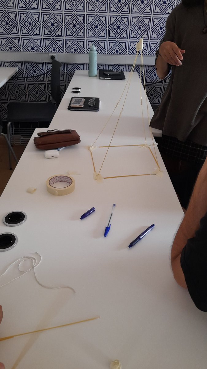 Social_ICADE's tweet photo. el reto: con 20 spaghetti, un trozo de cuerda, cinta adhesiva y una nube...gana el equipo que, en 20 minutos, construya la torre más alta con la nube en lo alto sin que se caiga #teambuilding #objetivosOnTopOf @ICADE_CCEE #businesspurpose https://t.co/CND3uMapp1