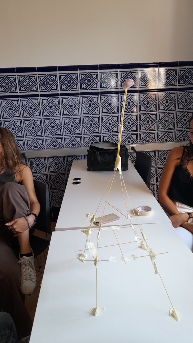 Social_ICADE's tweet photo. el reto: con 20 spaghetti, un trozo de cuerda, cinta adhesiva y una nube...gana el equipo que, en 20 minutos, construya la torre más alta con la nube en lo alto sin que se caiga #teambuilding #objetivosOnTopOf @ICADE_CCEE #businesspurpose https://t.co/CND3uMapp1