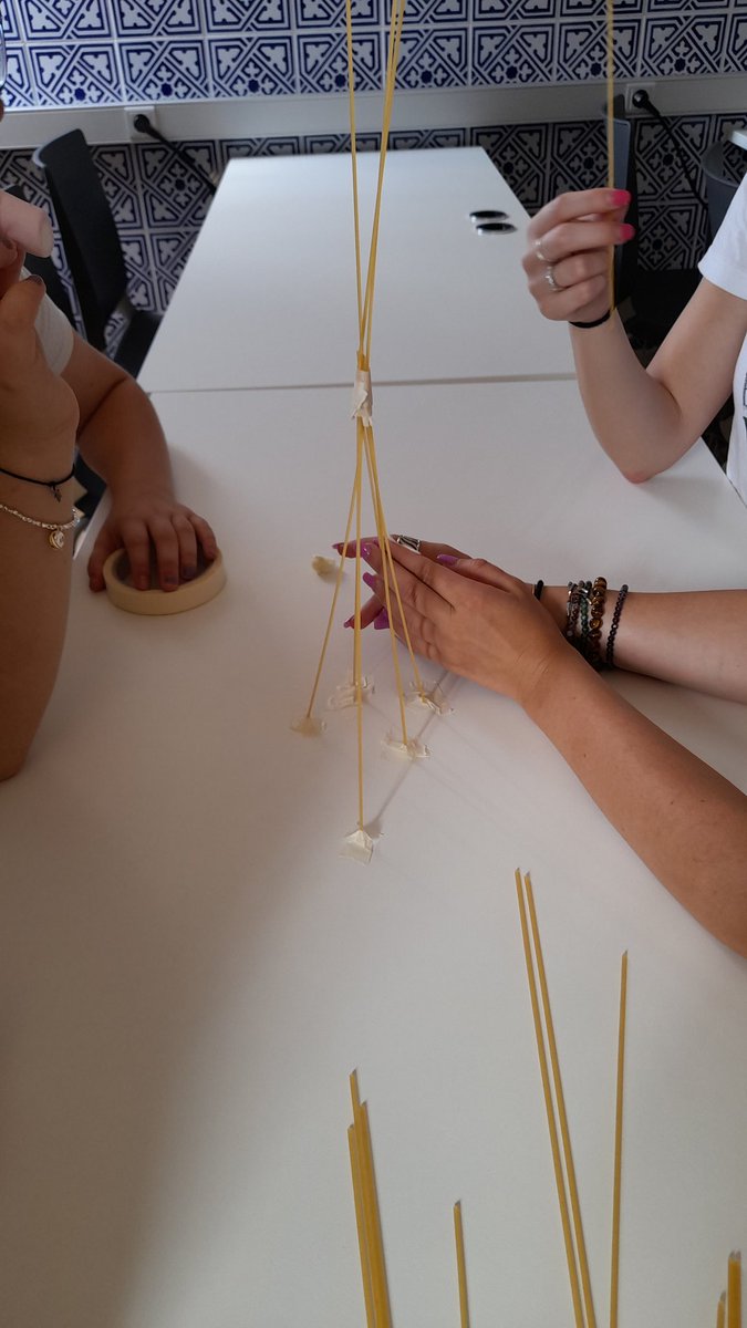 Social_ICADE's tweet photo. el reto: con 20 spaghetti, un trozo de cuerda, cinta adhesiva y una nube...gana el equipo que, en 20 minutos, construya la torre más alta con la nube en lo alto sin que se caiga #teambuilding #objetivosOnTopOf @ICADE_CCEE #businesspurpose https://t.co/CND3uMapp1