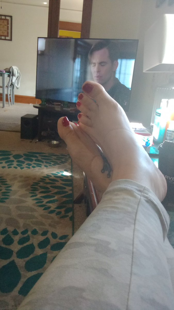 vannah_ann's tweet photo. Feet up movie on how many piggies want some pics? 😜
#Sellingcontent #bored #sends https://t.co/nxqjpzNKfw