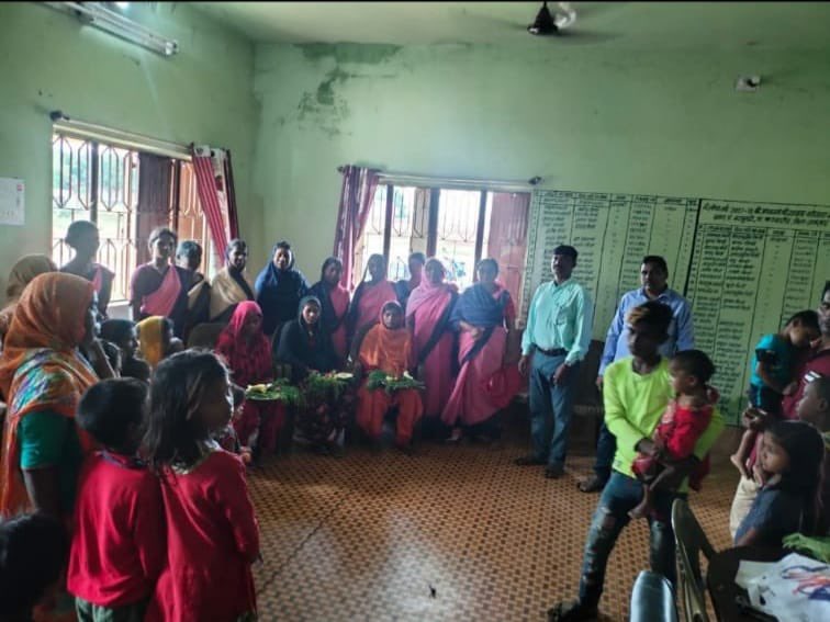 PoshanAbhyanJMT's tweet photo. पोषण माह के तहत जिले के विभिन्न पंचायतो  मे जनप्रतिनिधि के साथ गर्भवती माताओ की गोदभराई और धात्री माताओ के बच्चो की मुँहजुठी कार्यक्रम किया गया।"करोगे यदि गोदभराई,तभी तो होगी स्वस्थ बच्चे की भरपाई"@MinistryWCD @PoshanAbhiyaan @JharkhandCMO @JobaMajhi @DswoDhanbad @Dist_Admin_Jmt https://t.co/FrsVhFsKn7