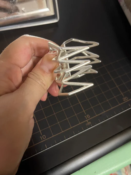 ちゃら子姉やんと「ワイヤーフレーム!」つって盛り上がってつい買ってしまった髪留めで、髪の毛留めて気合い溜めてもうちょい作業頑張ってから寝ます。 