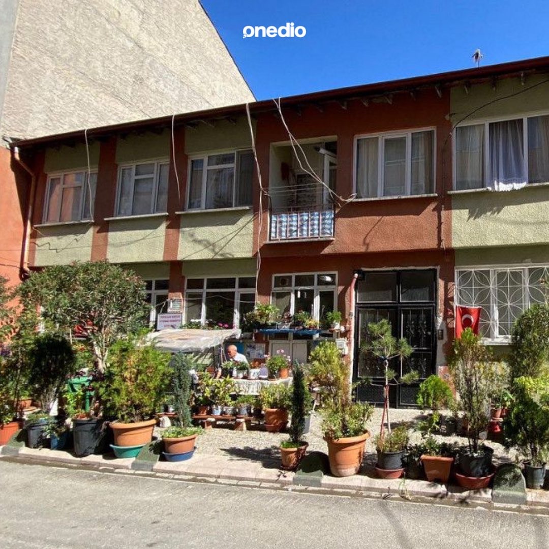 Eskişehir’de emekli esnaf Memduh Çetin, felç geçiren 56 yıllık hayat arkadaşı Mücella Çetin için doktorların ‘Daha çok güneş görmesi ve oksijen alması gerekiyor’ uyarısıyla evinin önündeki kaldırımı çiçekler ve ağaçlarla süsleyerek bahçeye çevirdi.