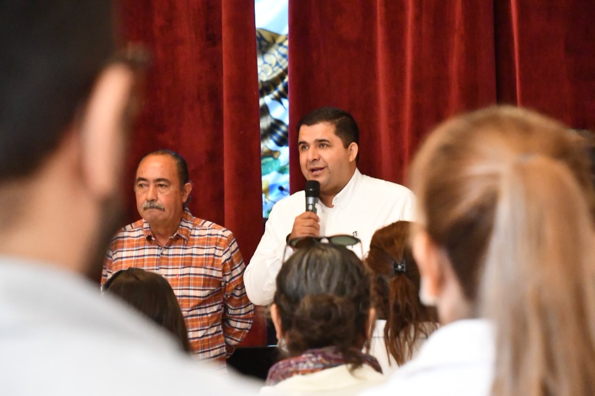 HomeroMartinezC's tweet photo. Me reuní con maestros de la sección 35 del SNTE con quienes estaremos trabajando de la mano en proyectos y acciones en beneficio del sector educativo del municipio, agradezco al Profe. Fernando Mora Garza por su visita y apoyo. https://t.co/kc1W4fQM2S