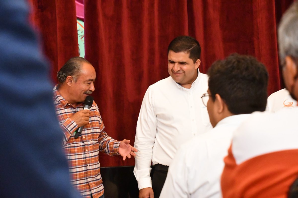 HomeroMartinezC's tweet photo. Me reuní con maestros de la sección 35 del SNTE con quienes estaremos trabajando de la mano en proyectos y acciones en beneficio del sector educativo del municipio, agradezco al Profe. Fernando Mora Garza por su visita y apoyo. https://t.co/kc1W4fQM2S