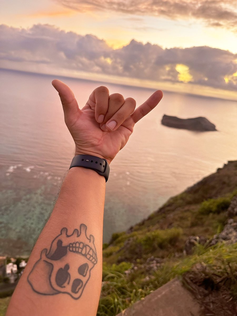Bored Out Here In Hawaii 🥱<a href="/4evaFamouss/">4eva 🤙🏻</a> @mutantnaire <a href="/BoredApeYC/">Bored Ape Yacht Club 🍌</a> 

Happy Aloha Friday Fam! 🌺🤙🏽🦍 #mayc #bayc