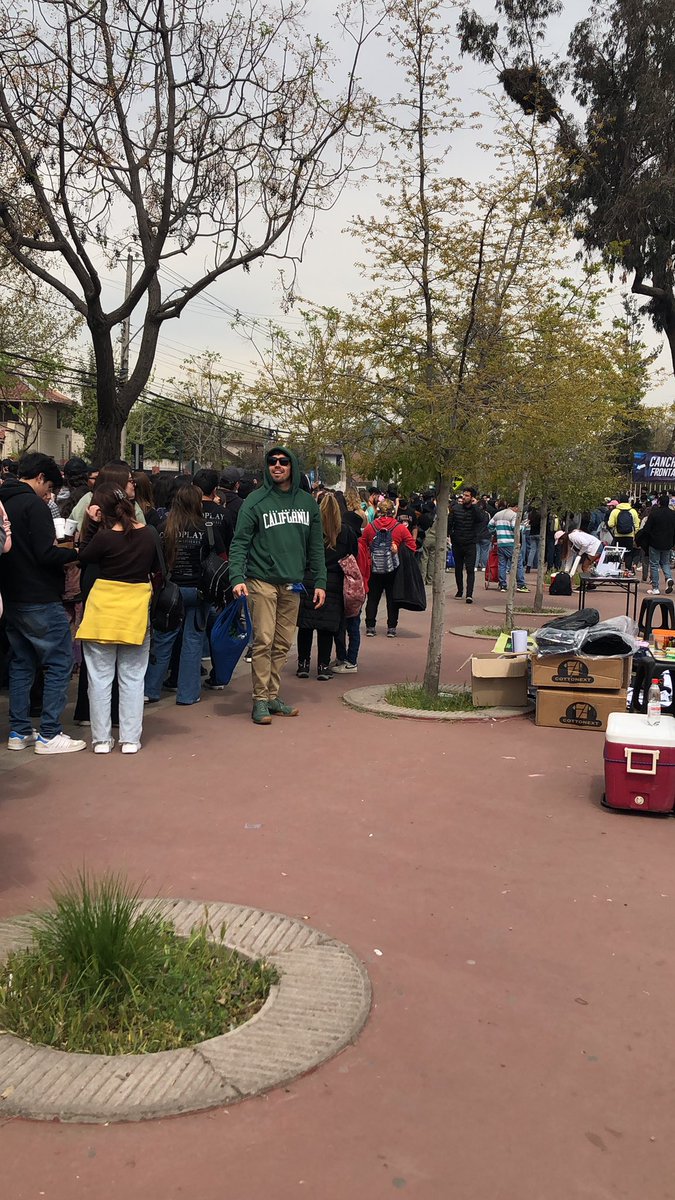 mgodie123's tweet photo. Totalmente mala la organización de @dgmedioschile , filas sin control y para remate todos colados . Pésimo #ColdplaySantiago https://t.co/0Ws8gV44yf