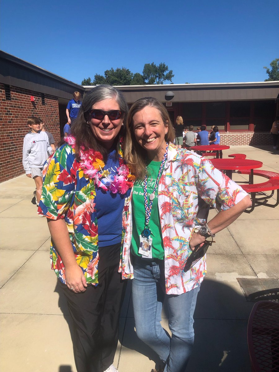 jillwiggins's tweet photo. Celebrating another #fundayfriday @pizitzmiddle with a popsicle mixer in the courtyard for two of our Academic Strategies classes. Character, Excellence, (and especially) FAMILY. The Pirate Creed. https://t.co/7o2i9dtLHo