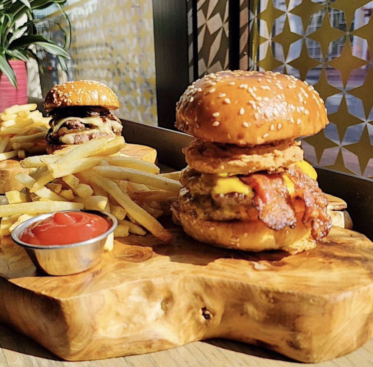 This weekend, have one of our delicious burgers on @whiskeydiner’s rooftop bar!
No need for delivery apps. Just order from the server!