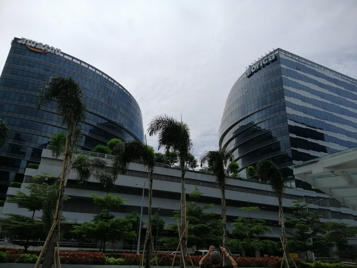 jamila_go's tweet photo. Amazon Building to the Left,
Alorica to the right.
Only in Philippines 🇵🇭‼️
It's more fun here ❤️😎 https://t.co/UMNAmATZ7o