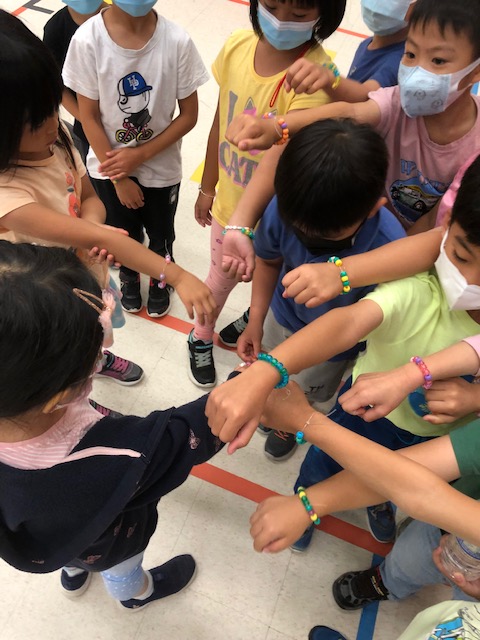 markhamlibrary's tweet photo. π We love to visit school! Let us know if you want to book a visit. #markham #markhampubliclibrary #markhamschools #libraryoutreach https://t.co/NLWYLKg8We