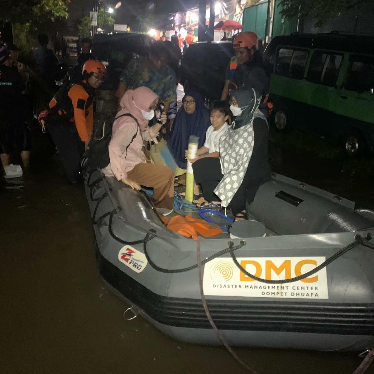 dmcddofficial's tweet photo. Hujan deras yang mengguyur wilayah Jabodetabek sejak tadi siang hingga malam menyebabkan sejumlah daerah terdampak banjir. (23/09)
#banjir #urbanrescue #rescue #bencana #ciledugtangerang #infociledug #kotatangerang #infotangerang #dmcdompetdhuafa #berdayahadapibencana https://t.co/qjxrUS2CTf