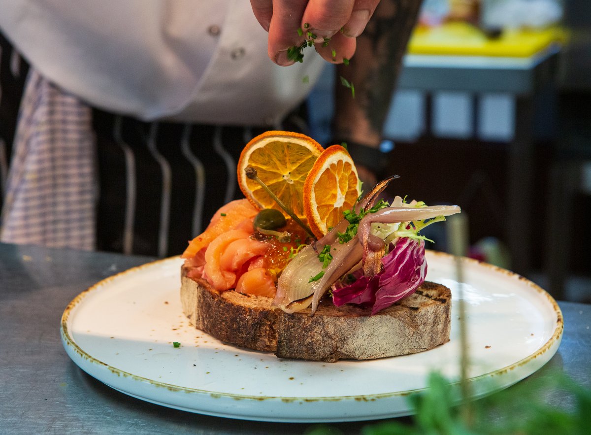 House Cured Salmon Sandwich coming together - look at that colour 🤤

Find it on our lunch menu under 'Sarnies and Whatnots' and try for yourself on your next visit to The Crown 
thecrownatwoodbridge.co.uk/dine/lunch-men…