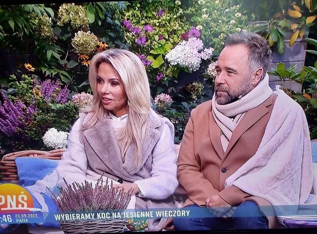 Firarafaa's tweet photo. Najpierw Rachoń w rękawiczkach, teraz w śniadaniówce siedzą w kocach. Wszystko, żeby jakoś te chujostwa uwiarygodnić scenografią 😂😂😂 jakie to żałosne. https://t.co/I5Z8w9swsi