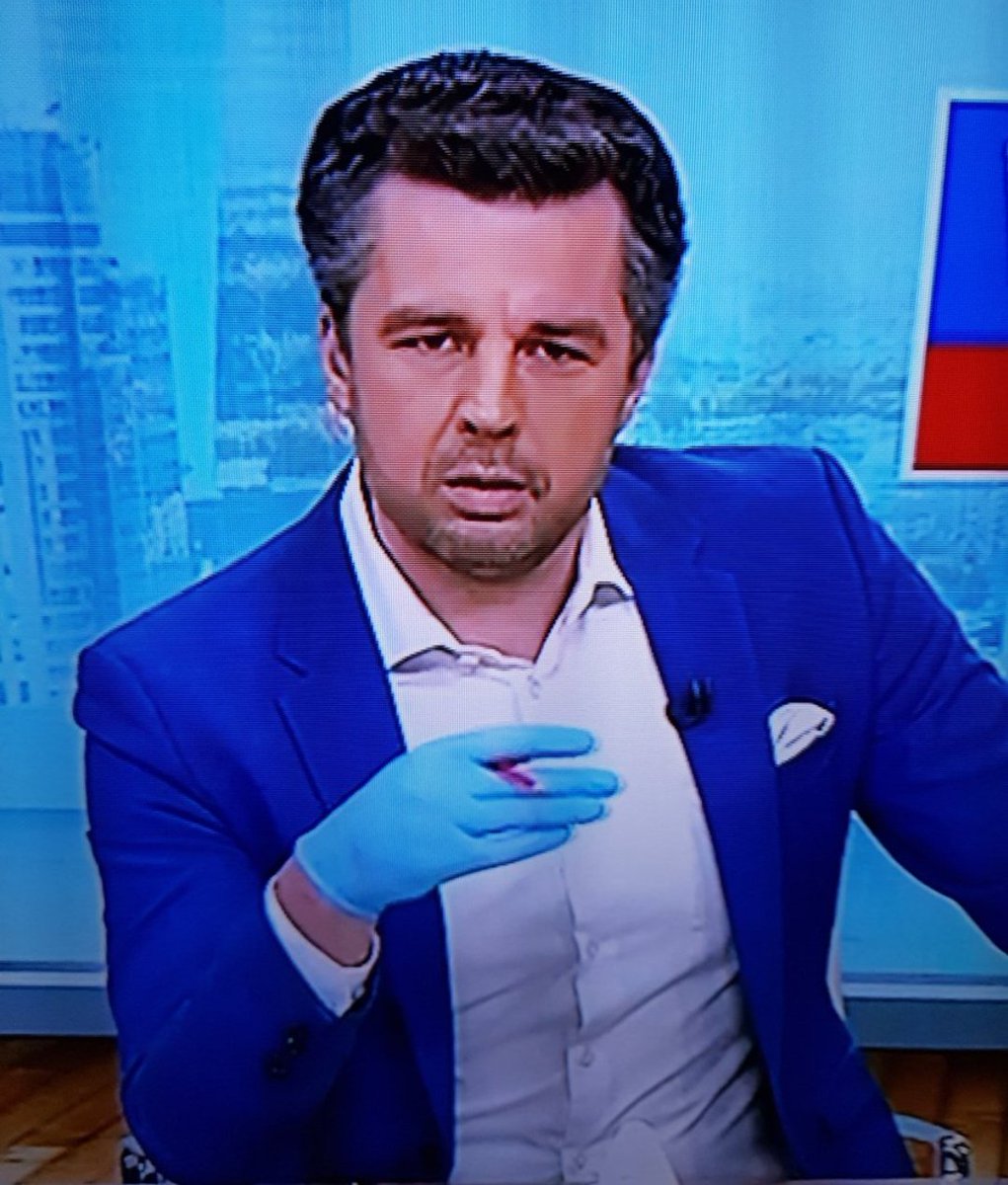 Firarafaa's tweet photo. Najpierw Rachoń w rękawiczkach, teraz w śniadaniówce siedzą w kocach. Wszystko, żeby jakoś te chujostwa uwiarygodnić scenografią 😂😂😂 jakie to żałosne. https://t.co/I5Z8w9swsi