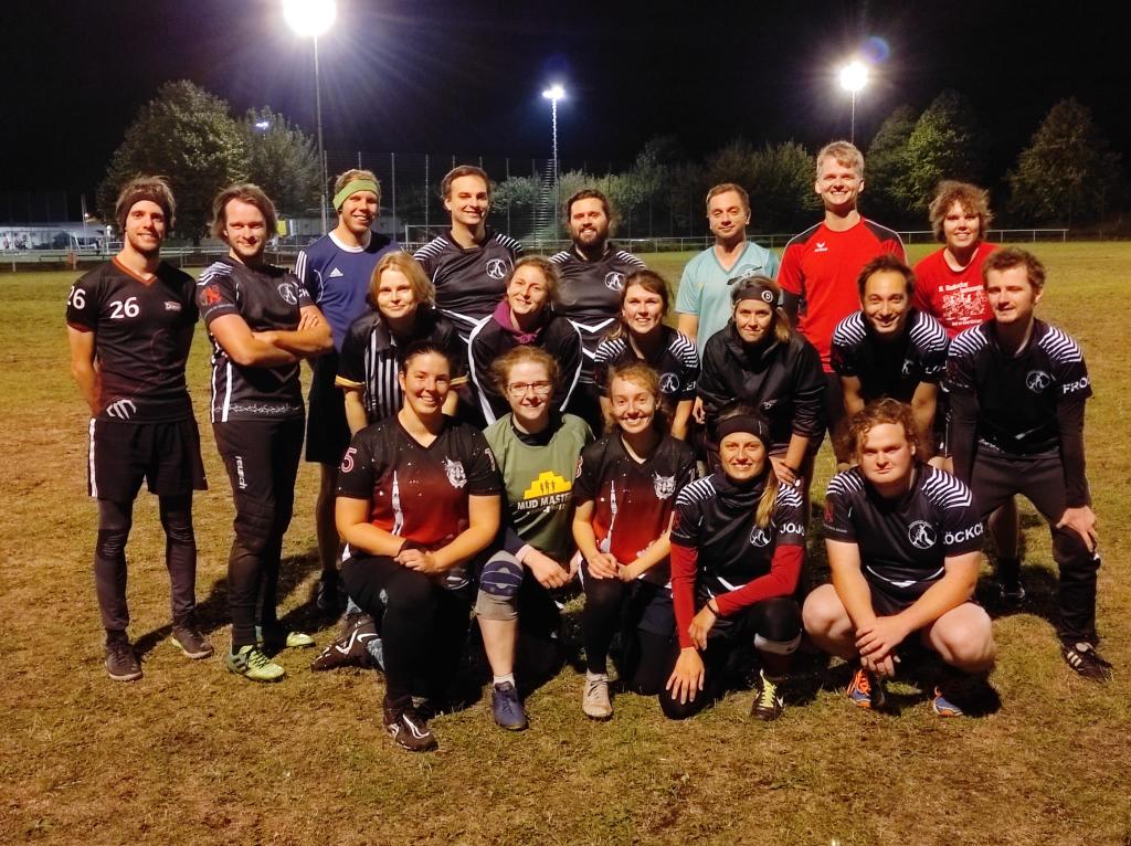 quadball_dus's tweet photo. Nachdem wir vergangenen Montag unsere Freund*innen von Blackthorn Jugger besucht haben, haben sie gestern im Gegenzug Quadball-Luft geschnuppert. Wir freuen uns schon auf den nächsten Austausch! (Bitte wieder mit HuHuHa!) https://t.co/T5GLhHtLmf