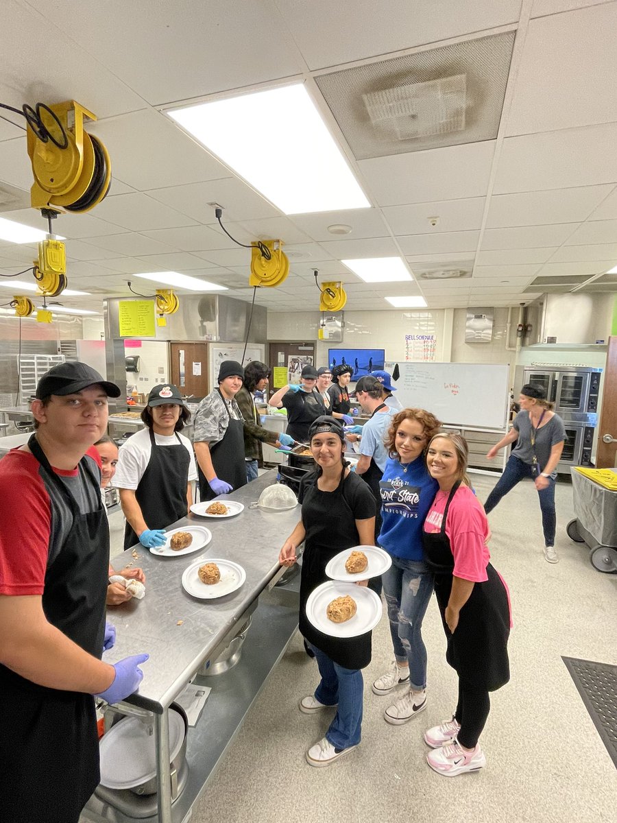 CoachZschiesche's tweet photo. Thank you to the @GHS_CTE GHS culinary students &amp; teachers for preparing our lunch on their day off.  Truly selfless students. We love Pirate Nation.  @GISD_blangdon is awesome. @granburyisd  BBQ Chicken Loaded Baked Potatoes. @GHS_PirateFball Play Mumbai here if https://t.co/eecAd8MwTE