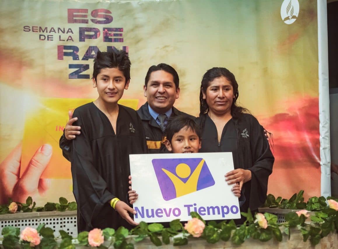 NuevoTiempoPeru's tweet photo. #TestimonioNT | Francisca encontró los recursos emocionales ante los problemas familiares, a través de los programas de psicología de @radiontperu. Luego, se condujo a la Iglesia adventista "Parra" en #Arequipa para estudiar la Biblia y seguir a Cristo con sus hijos. https://t.co/LiztSOtesz
