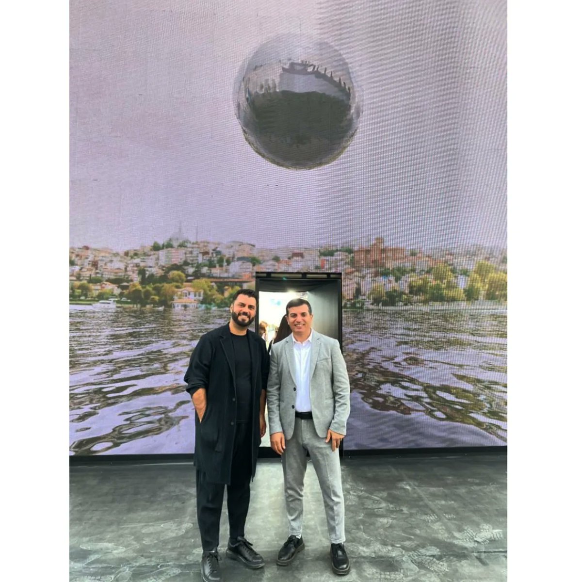 4kPromedya's tweet photo. #ContemporaryIstanbul 17. Edisyonu’nun en ilgi ceken projesi #Spektrum'un Mimari #GüvençÖzel ve Proje Müdürümüz Zafer Sarıkaya💙
Bu harika etkinlikte emeği gecen tüm ekibe teşekkür ederiz🙏
#4kpromedya #CI17th #ci17 #CI2022 #art #togg #contemporaryartist #contemporary #digitalart https://t.co/dCp2T8ZmME