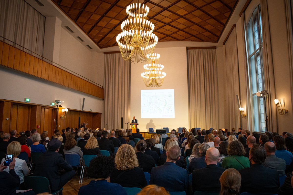 In Hamburg starten junge Menschen mit besten Perspektiven in ihre berufliche Zukunft. Ein Grund ist die Jugendberufsagentur: Sie berät beim Übergang von der Schule in Ausbildung, Studium &amp; Beruf. BGM <a href="/TschenPe/">Peter Tschentscher</a> &amp; <a href="/Bundeskanzler/">Bundeskanzler Friedrich Merz</a> Scholz gratulieren zur 10-jährigen Erfolgsgeschichte.