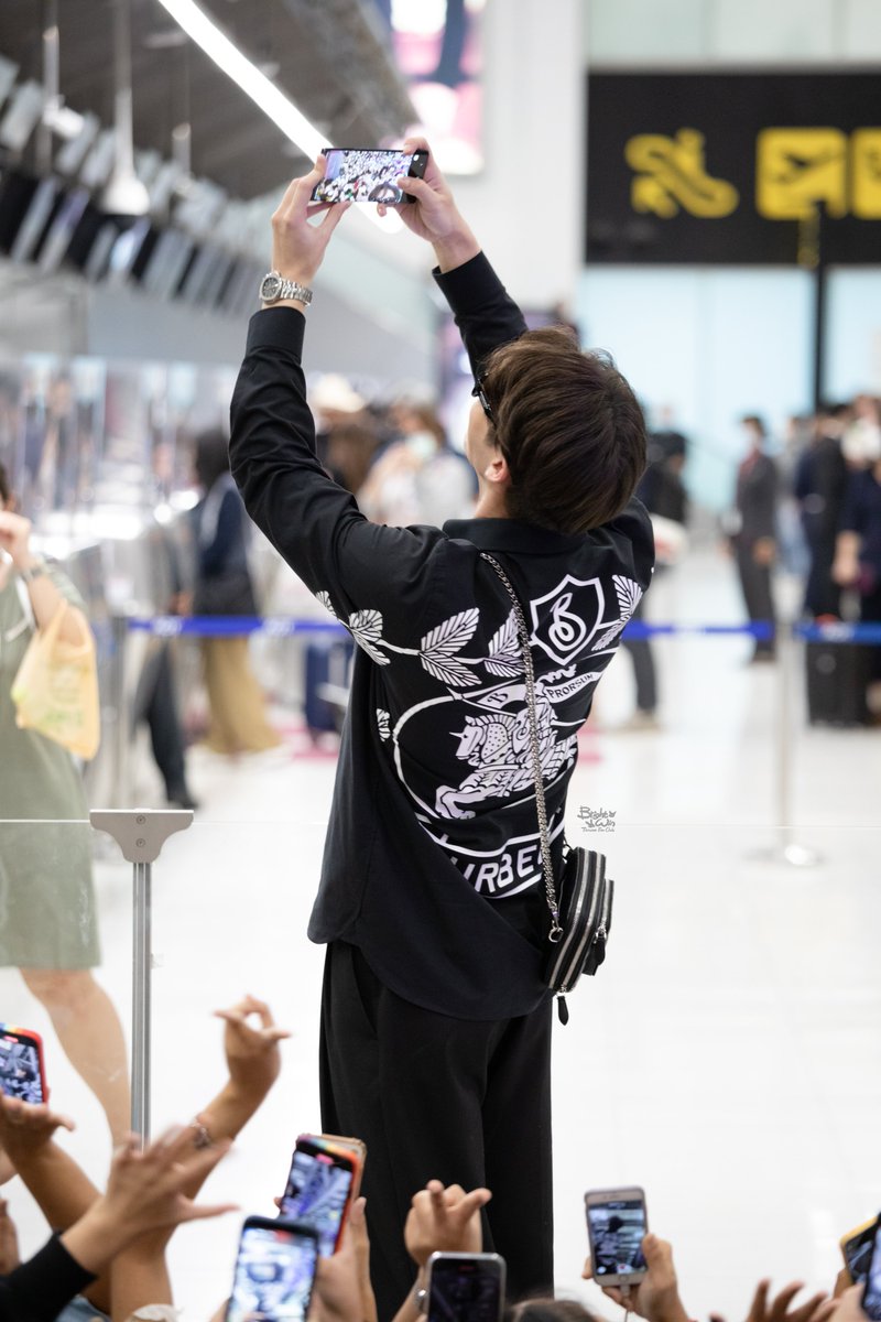 Brightwin_twfc's tweet photo. ใครที่ในกล้องที่N’Brightนะคะ✌🏻📸

❌Don't edit again and cut our logo.
❌Pls indicate the source.

#BrightReadyForLondon
#bbrightvc https://t.co/QiDcqGo31e