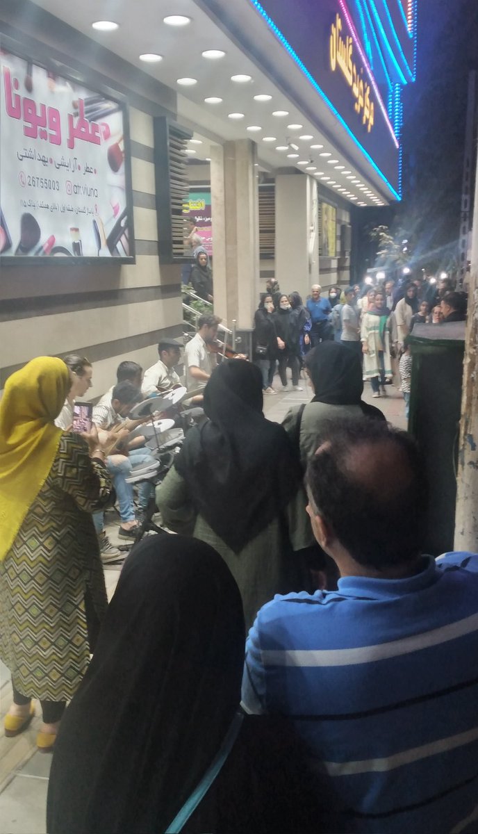 3eyedamir's tweet photo. کنار ورودی مرکزخرید گلستان در هروی، یک بَند، موسیقی شاد مینوازند
مردم از تیپ‌های مختلف کنارهم ایستاده‌اند از موسیقی لذت میبرند
بعد از چندشب ناامنی، بازار، شلوغ و گرم شده
تا کورشود مصی و هرکسی دراین جامعه خشم و نفرت می‌پراکند
روح شهدای امنیت شاد https://t.co/47SkWsagtN