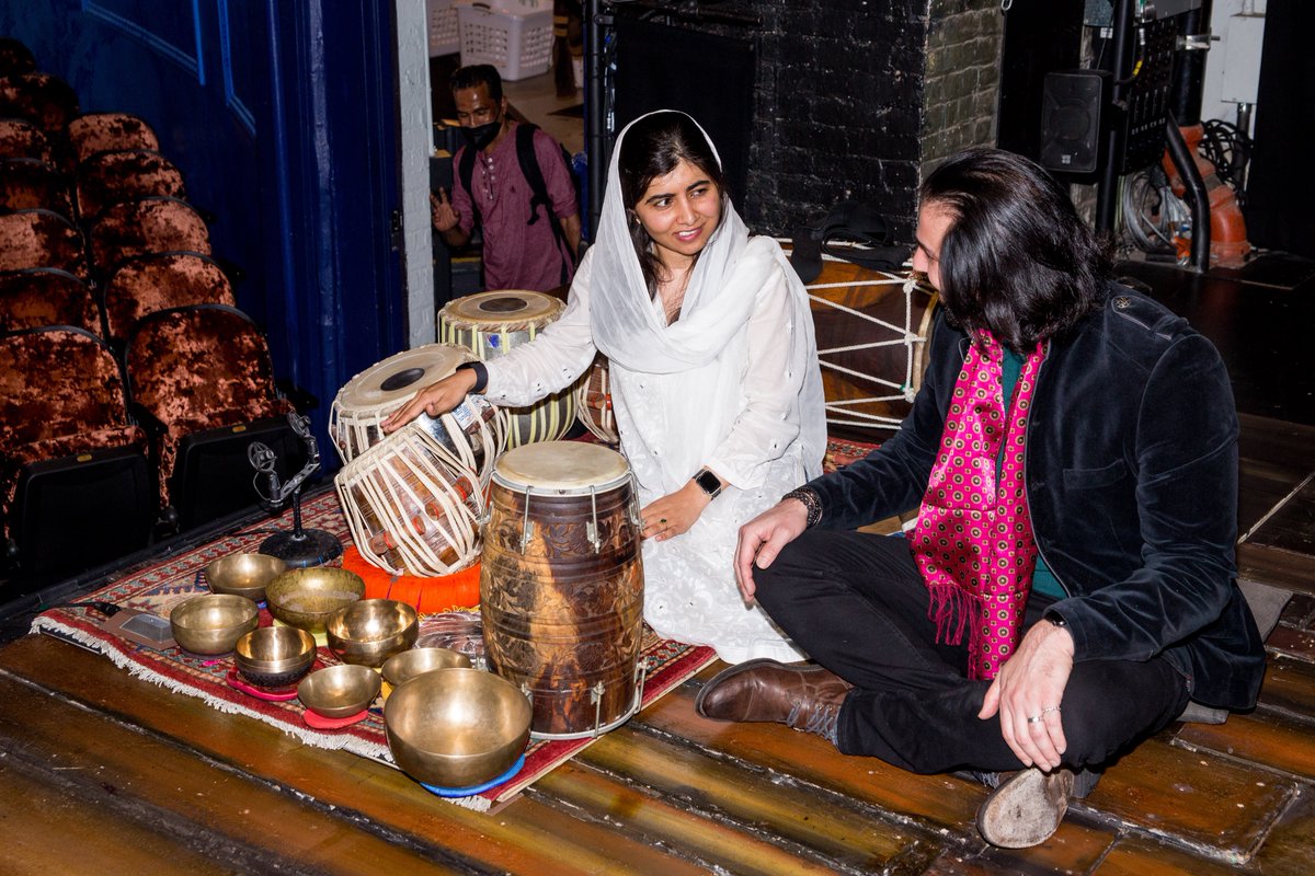 kiterunnerbway's tweet photo. We had the great honor of having @Malala at The Kite Runner on Broadway last night! Thanks so much to her for being so warm and gracious, staying afterwards to meet company members and even get a tabla lesson with @SalarNader, who might have new understudy! 🪁💜

📷: Tricia Baron https://t.co/Gjff8oYa5f