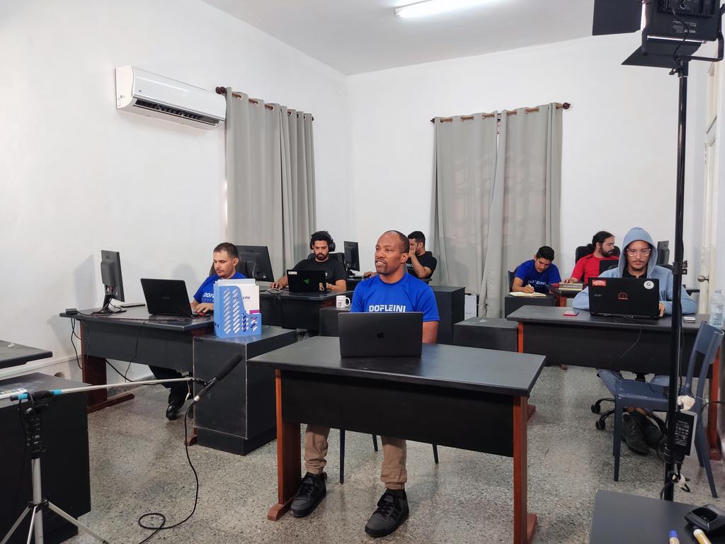 DofleiniS's tweet photo. Mañana de entrevista en @DofleiniS
para @CanalCaribeCuba. Agradecidos con @liangware por sus palabras sobre lo que ha significado la #alianza con nosotros!
#mipymescubanas #cuba2022 #softwarecuba https://t.co/52EONX01qJ