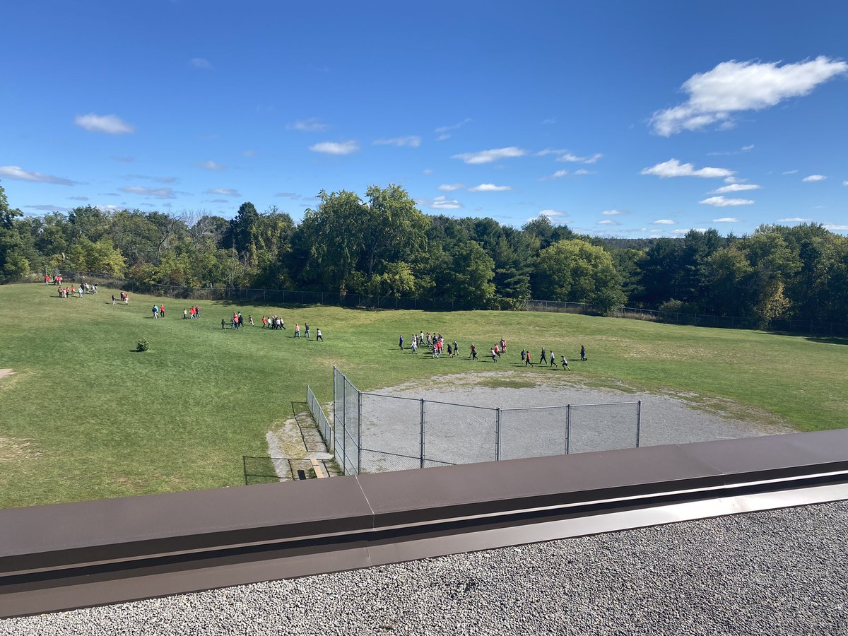 And they’re off! Great start to our Terry Fox run!!! #makeadifference #stingerpride #Proud2BeHPE