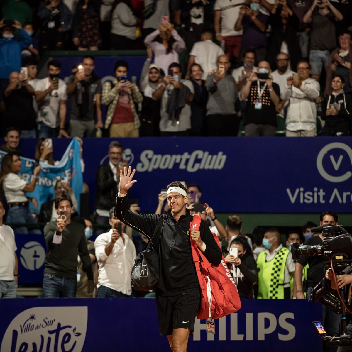 iebmasargopen's tweet photo. Juntos vivimos un #ArgOpen2022 inolvidable... 🥹

🥳 ¡Feliz cumple Delpo! Deseamos que pases un hermoso día 🥰

¡Gracias por todo lo que nos diste a quienes amamos este deporte! 🎾

🔨🇦🇷🫶🏻 @delpotrojuan https://t.co/TRnL5fzUQM