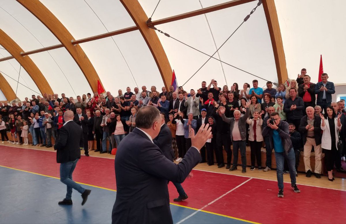SNSDDodik's tweet photo. ✅ #Berkovici су увијек уз нас!
👉Све ове године пожртвовано радимо и наш народ то препознаје!
🌹 Наставићемо да градимо сваки дио Републике #Srpka јер она то заслужује!
#JervolimSrpsku https://t.co/X0ilWr21xE