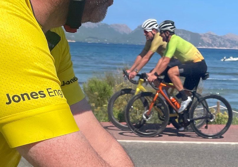TheCyclingBlog_'s tweet photo. Earlier today @lancearmstrong @georgehincapie8 and @JanUllrich5 just missed out on the chance to try to hold the wheel of a very lean looking @SeanKellyCC https://t.co/3eSAydGHzc