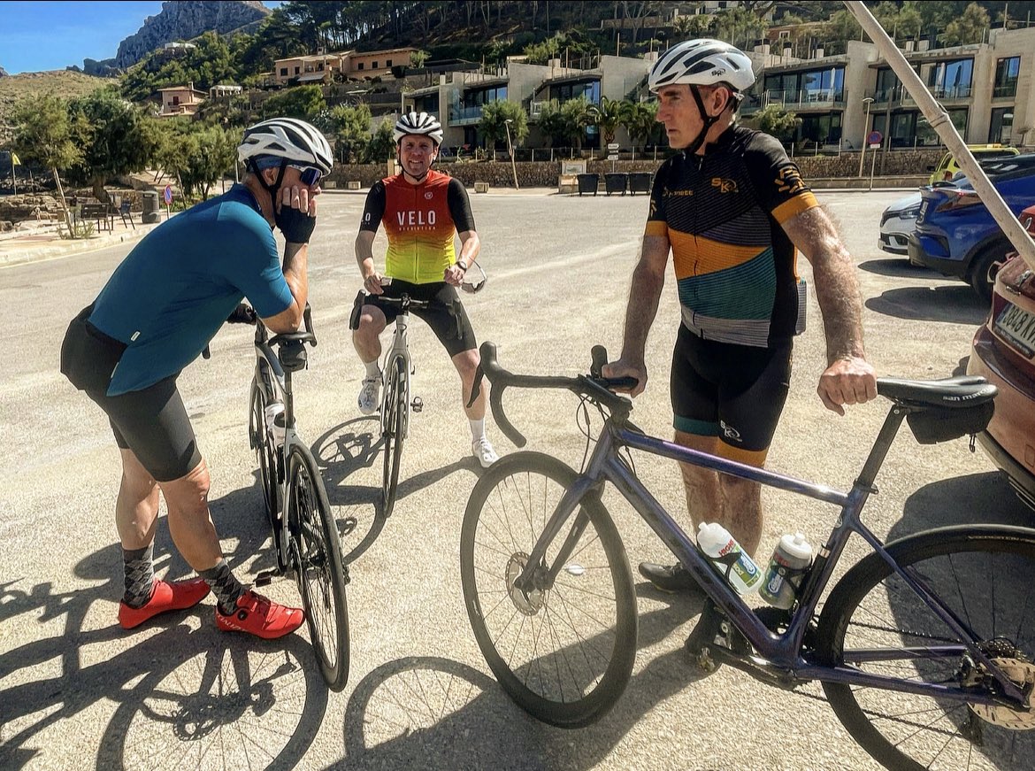 TheCyclingBlog_'s tweet photo. Earlier today @lancearmstrong @georgehincapie8 and @JanUllrich5 just missed out on the chance to try to hold the wheel of a very lean looking @SeanKellyCC https://t.co/3eSAydGHzc