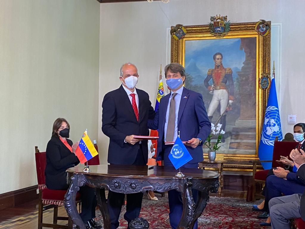 Venezuela y la ONU firmaron hoy un nuevo #MarcoDeCooperación que propone una hoja de ruta alineada con las prioridades nacionales de desarrollo sostenible bajo el compromiso global de la Agenda 2030 y los 17 ODS, sin dejar a nadie atrás. 

Más info: venezuela.un.org/es/200637-la-o…