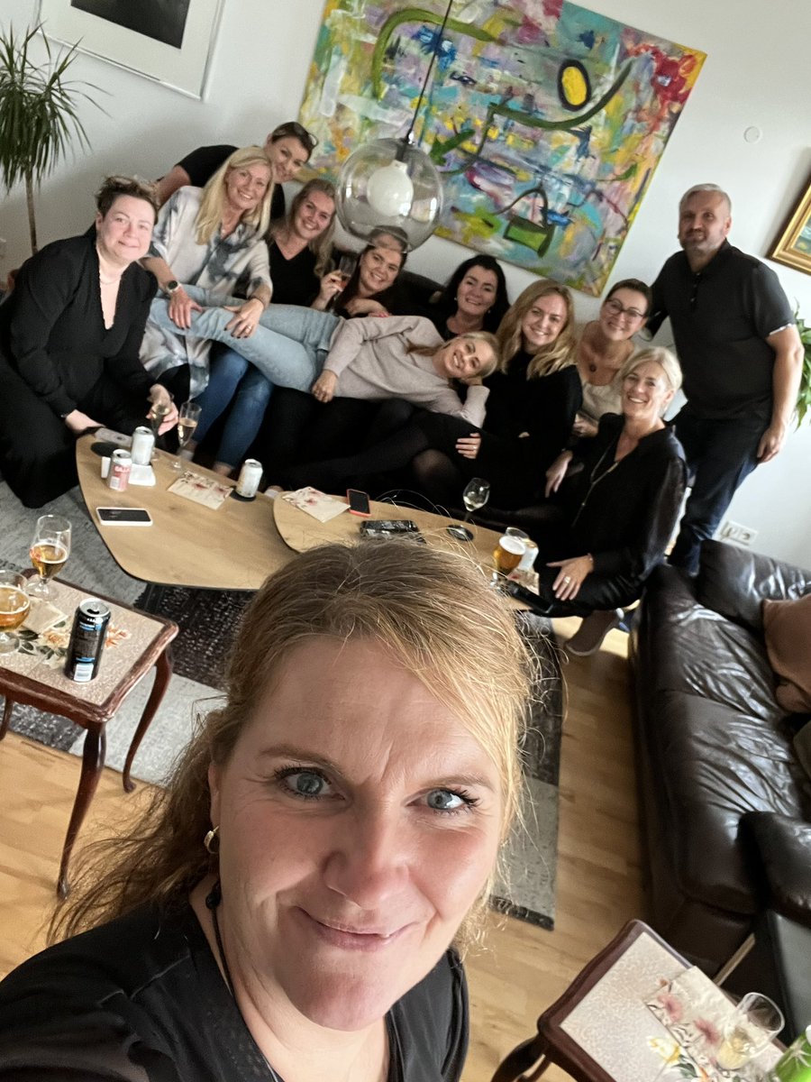 Happy hour á #utisonline geggjað að hittast og gera upp fyrri daginn á flottustu ráðstefnunni👏👏🥂🥂🥂 #lindaskoli