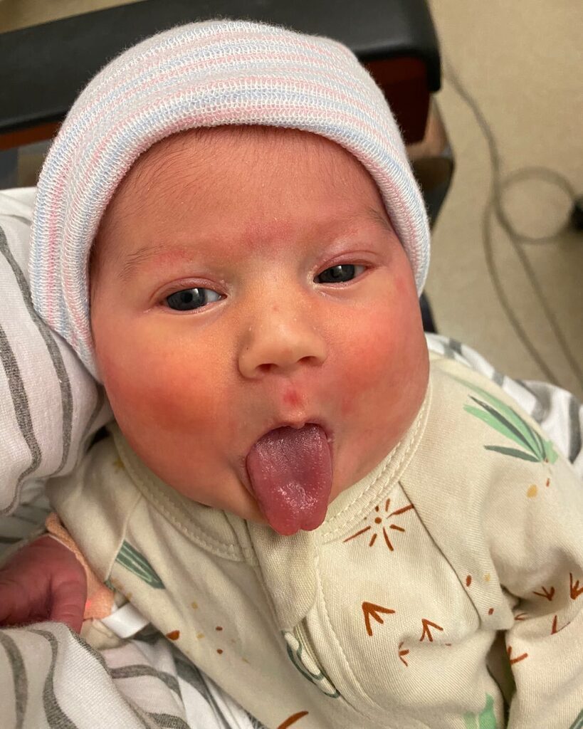 ashleybyrdy's tweet photo. Baby Shea Update!!! 

Happy Friday! Shea had an awesome week. Today overnight she came out of her isolette (we’ve been calling it her tank, sorry Shea) and is into a regular crib. 

The feeding tube was removed this morning!! This was the first photo I t… https://t.co/1uAn03xOg2 https://t.co/yH4atks6tz
