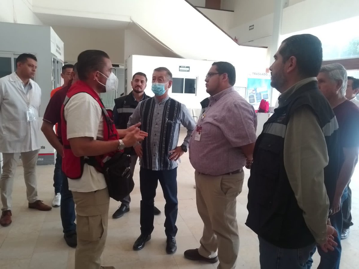ISSSTE_mx's tweet photo. 🏥📍 Apatzingán, Michoacán, Clínica Hospital. 

Derivado de los fenómenos sísmicos que han acontecido recientemente, el DG @drpedrozenteno, visitó en Michoacán la CH, para una inspección completa de las instalaciones y revisión a la estructura del hospital. #IsssteAlMomento. https://t.co/2P6na4JqPR