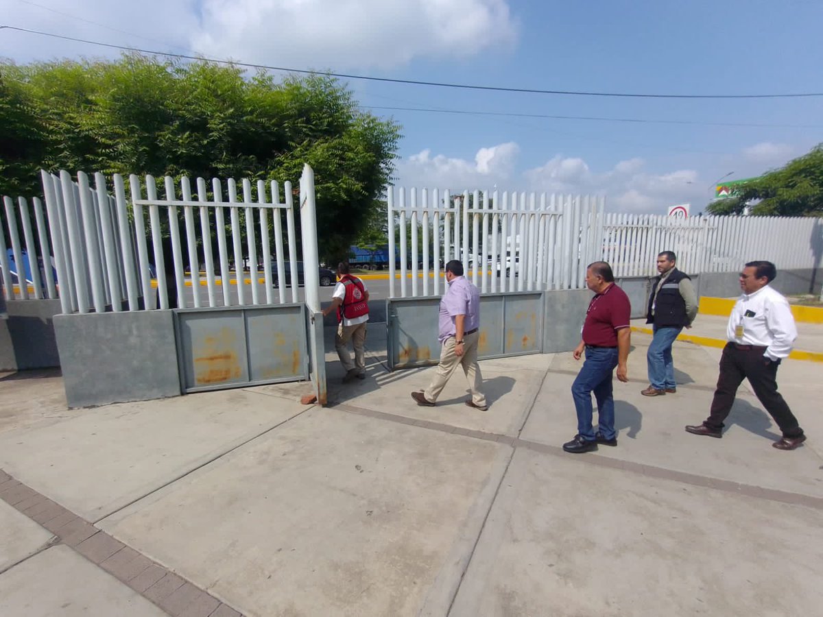 ISSSTE_mx's tweet photo. 🏥📍 Apatzingán, Michoacán, Clínica Hospital. 

Derivado de los fenómenos sísmicos que han acontecido recientemente, el DG @drpedrozenteno, visitó en Michoacán la CH, para una inspección completa de las instalaciones y revisión a la estructura del hospital. #IsssteAlMomento. https://t.co/2P6na4JqPR