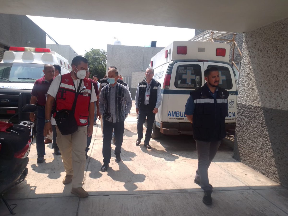 ISSSTE_mx's tweet photo. 🏥📍 Apatzingán, Michoacán, Clínica Hospital. 

Derivado de los fenómenos sísmicos que han acontecido recientemente, el DG @drpedrozenteno, visitó en Michoacán la CH, para una inspección completa de las instalaciones y revisión a la estructura del hospital. #IsssteAlMomento. https://t.co/2P6na4JqPR