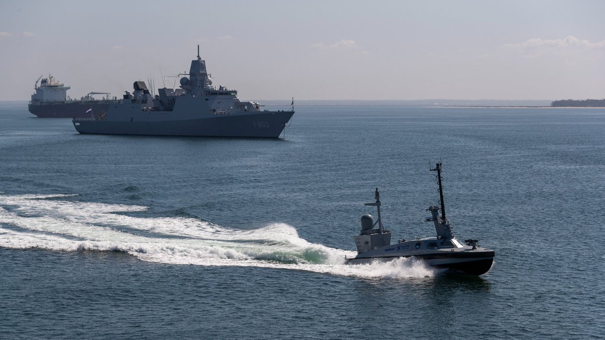 COM_SNMG1's tweet photo. Demonstration of Unmanned Surface Vessels during #DynamicMessenger. Testing the interoperability of new maritime unmanned systems is important because they will play a vital role in our future fleets! #StrongerTogether https://t.co/rUC2gLFsDG
