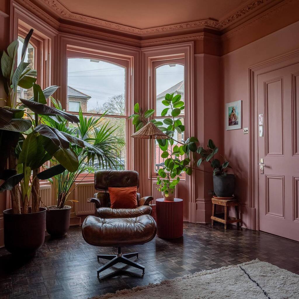 The change of seasons gets more and more noticeable the older I get, anyone else? Anyway, it's always Autumn in my lounge, but now it's official 🍁 Happy Friday gang instagr.am/p/Ci2yxknq6If/