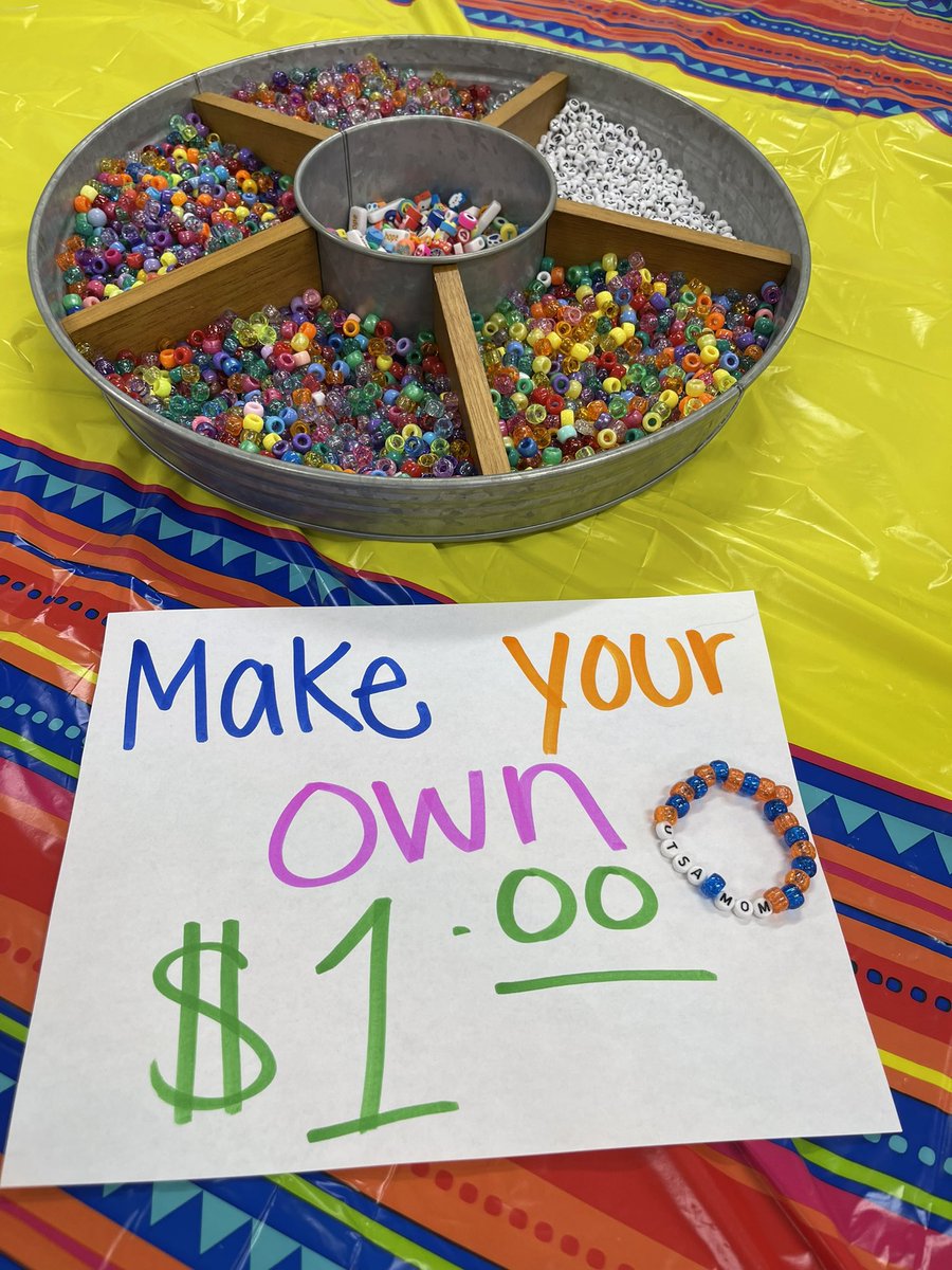lynnsedillo1's tweet photo. ¡Gracias por la invitación a El Mercadito de 4to grado @maestralife!  ¡Me entanta mi nueva pulcera!  Market Day at UES was a success!  #FinancialLiteracyUnit #UTSAMom💙🧡 #ALLIN https://t.co/8tXXZ95FgQ